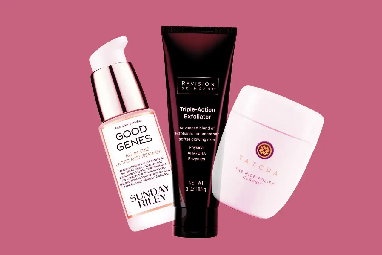 Hautpflegeprodukte: Sunday Riley Good Genes, Revision Skincare Triple-Action Exfoliator und Tatcha The Rice Polish Classic. Was ist PHA? Diese Produkte nutzen Säuren wie AHA/BHA für ein Peeling.