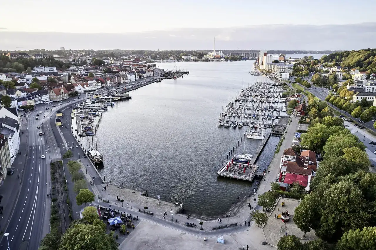 Flensburgs Hafen mit vielen Segelbooten und einer Promenade. Tolle Flensburg Tipps für einen schönen Tag am Wasser.