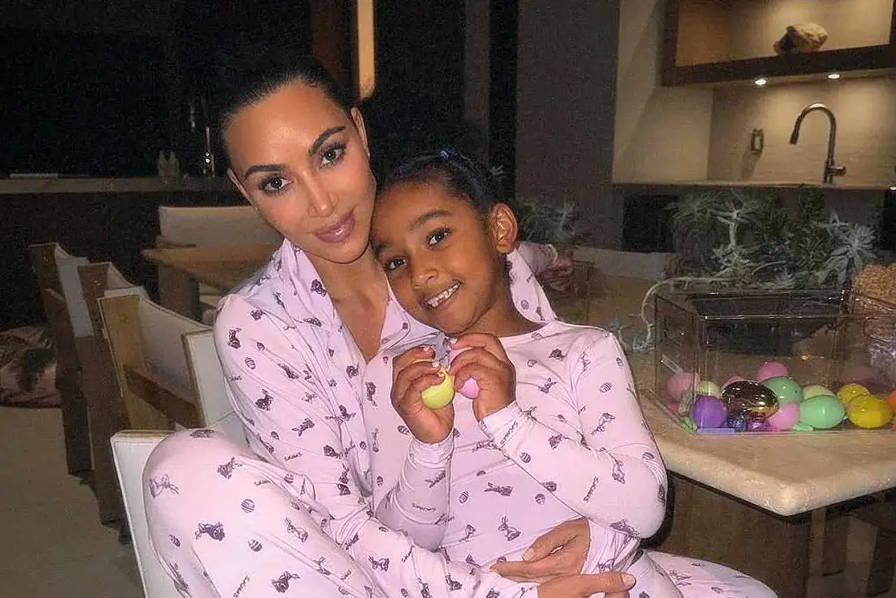 Kim z córką Chicago West w piżamach z motywem króliczków. W tle widać wielkanocne jajka.