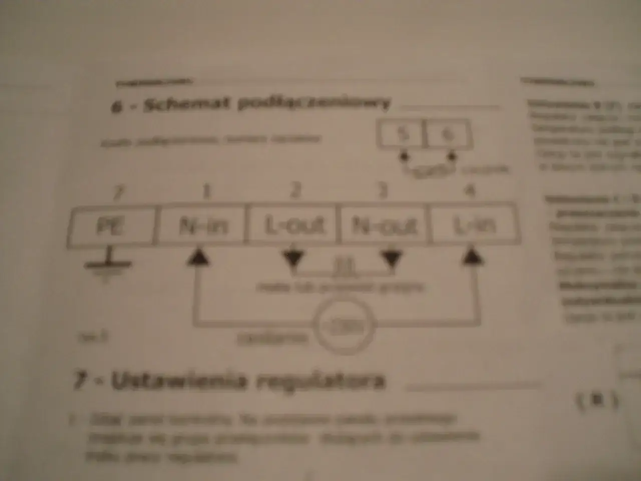 Schemat podłączeniowy z instrukcji obsługi Thermoval TVT 04. Pokazuje połączenia PE, N-in, L-out, N-out, L-in.