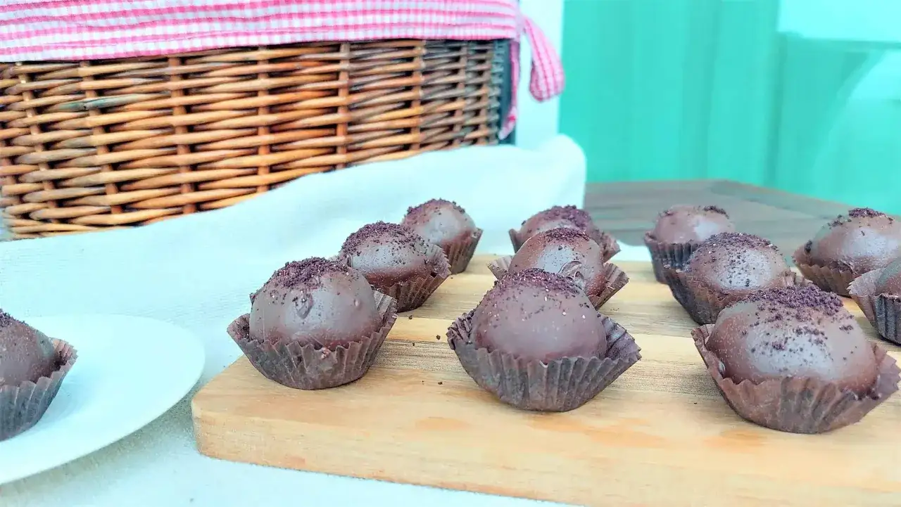 Czekoladowe cake pops, idealne na każdą okazję. Prosty przepis na pyszne słodkości.
