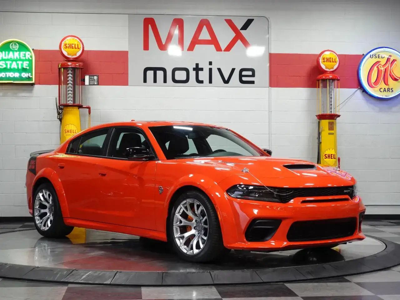 Pomarańczowy Dodge Charger Hellcat z napisem