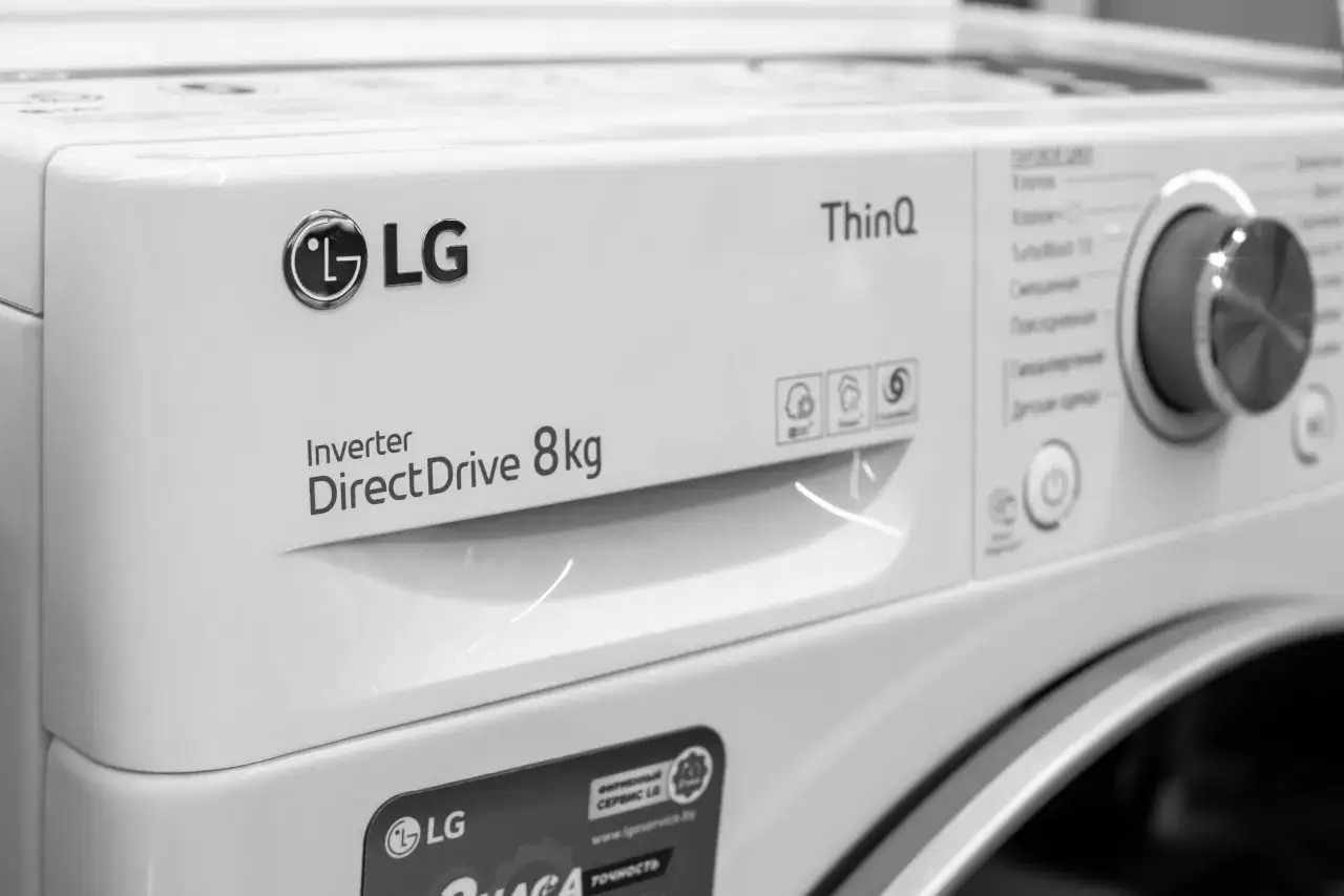 Pralka LG z funkcją ThinQ, model Direct Drive 8kg, wyświetla błąd UE.