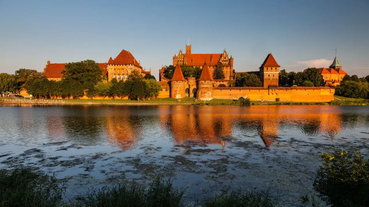 Potężne, ceglane zamczysko nad wodą, jeden z najwspanialszych polskich monuments.