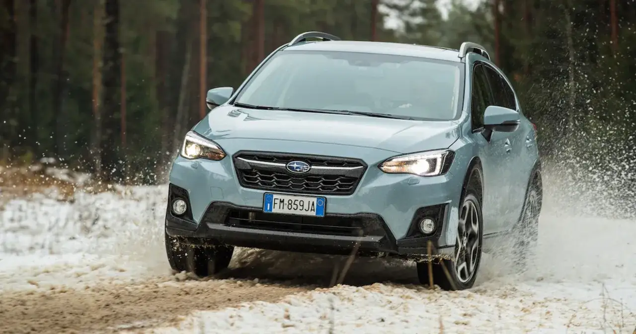 Subaru XV w terenie, pokonuje błotnistą drogę. Wady i zalety tego modelu w trudnych warunkach.