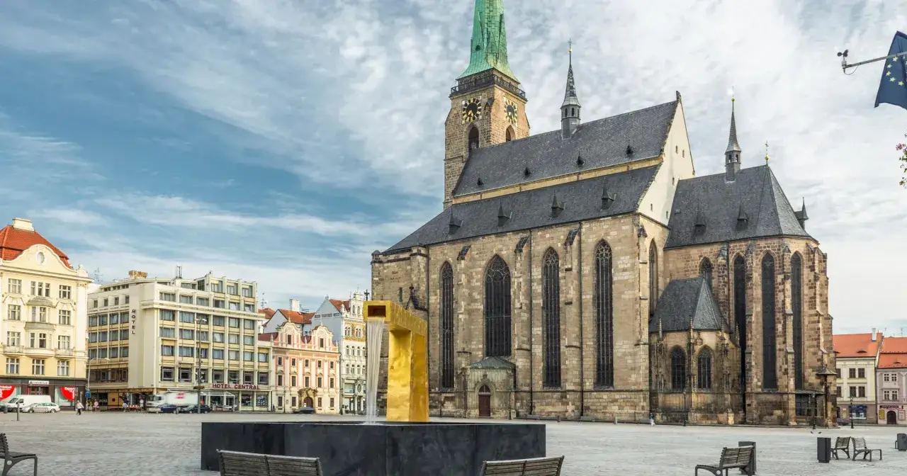 Plac w Pilźnie z katedrą św. Bartłomieja i złotą fontanną. To jedne z głównych pilzno atrakcje, które warto zobaczyć.