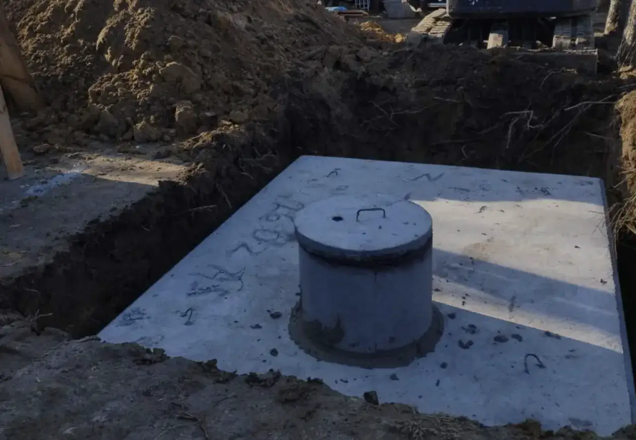 betonowy zbiornik w wykopie