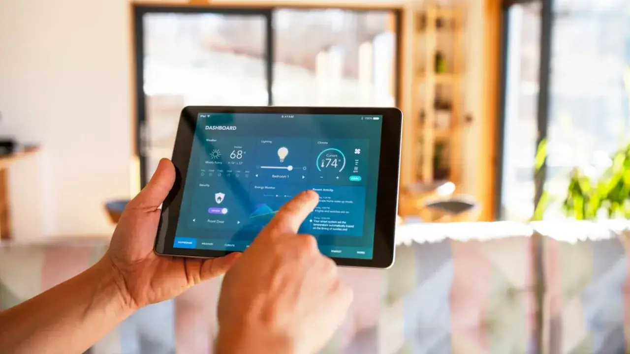 Control total de la calefacción domótica desde una tablet. Ajusta la temperatura, luces y seguridad del hogar.