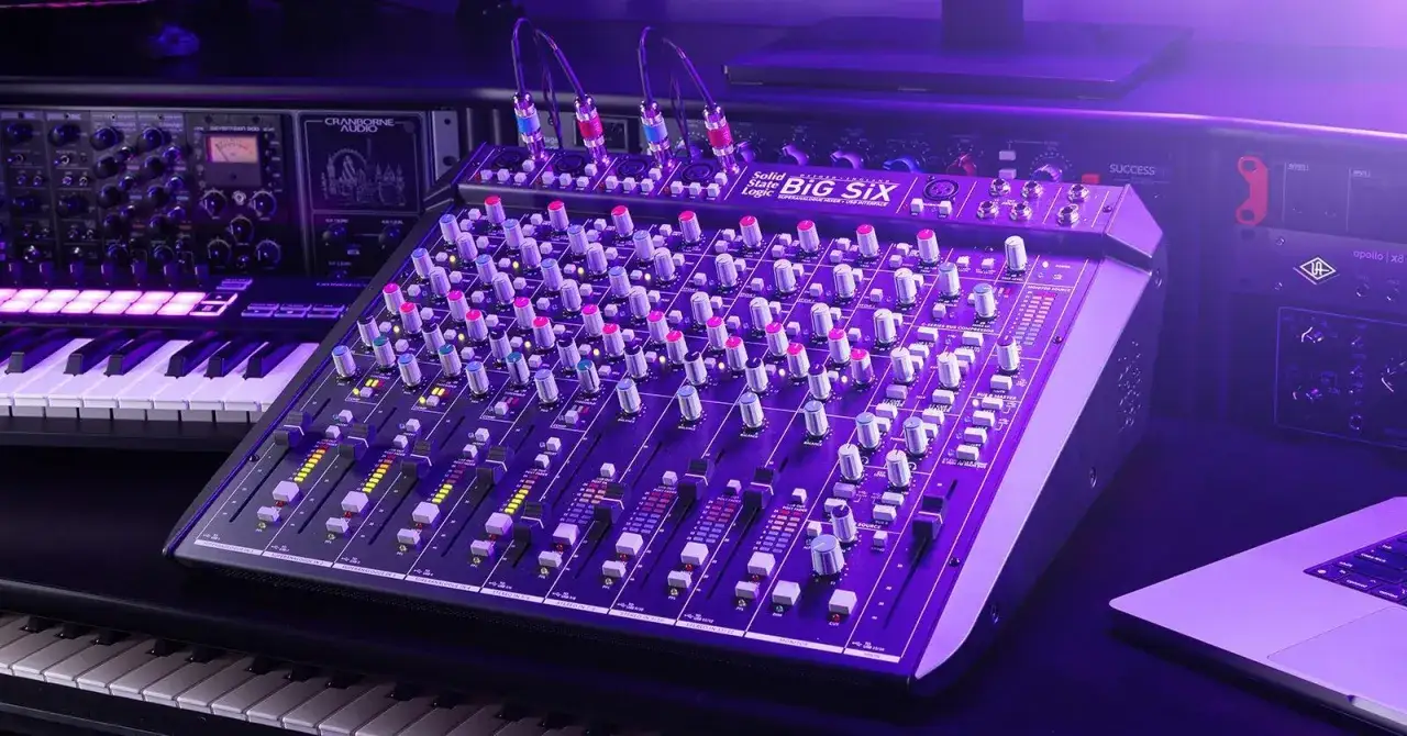 Console de mixage Solid State Logic Big Six, claviers et &eacute;quipement audio professionnel pour un mix audio parfait.
