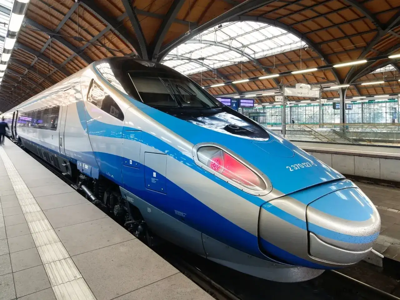 Nowy, niebiesko-srebrny pociąg Pendolino czeka na pasażerów. Wkrótce wyruszy w podróż, pociąg nad morze z Krakowa.