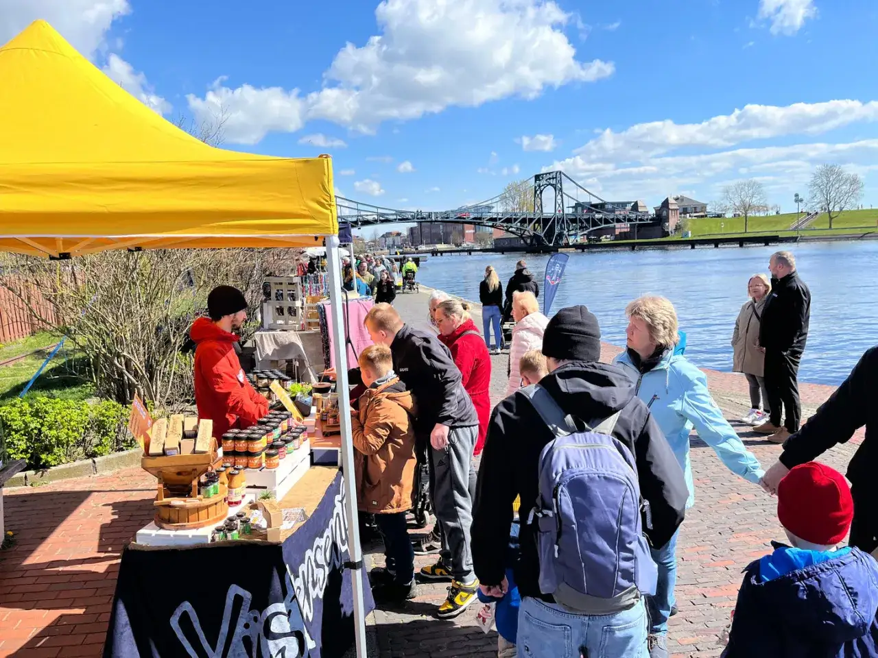 Personen entdecken einen lokalen Bauernmarkt oder eine kleine Manufaktur
