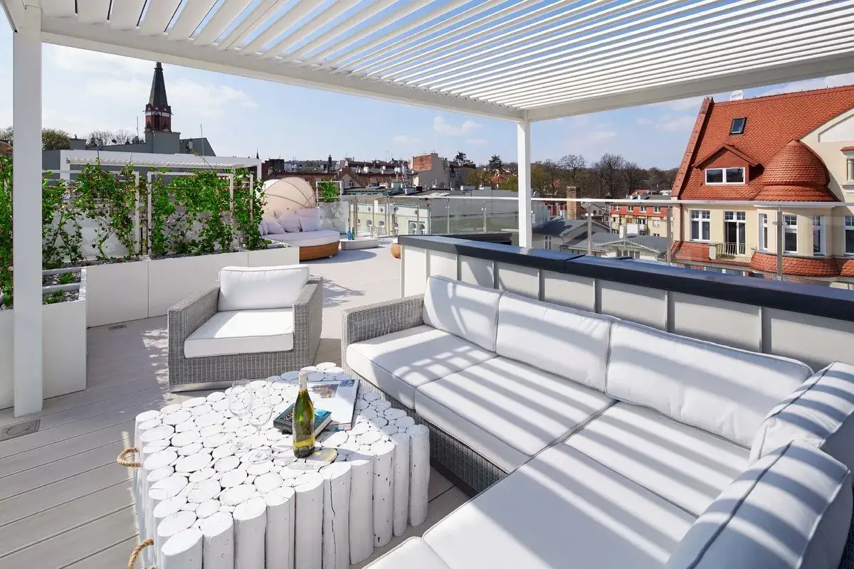 Luksusowe penthousy oferują przestronne tarasy z widokiem na miasto, wygodne meble i roślinność.