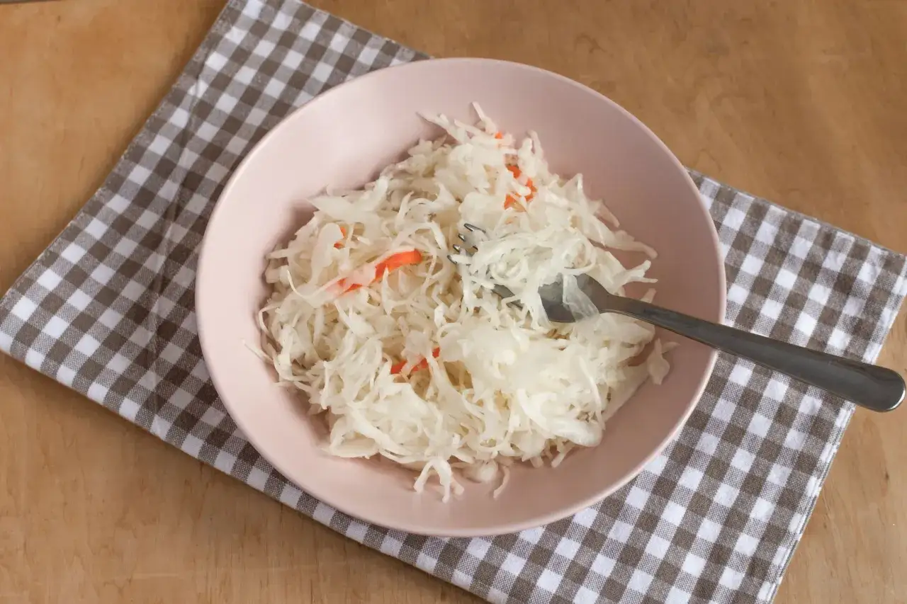 Piatto di crauti con aceto, un contorno fresco e leggero. La ricetta crauti con aceto &egrave; perfetta per accompagnare piatti di carne.
