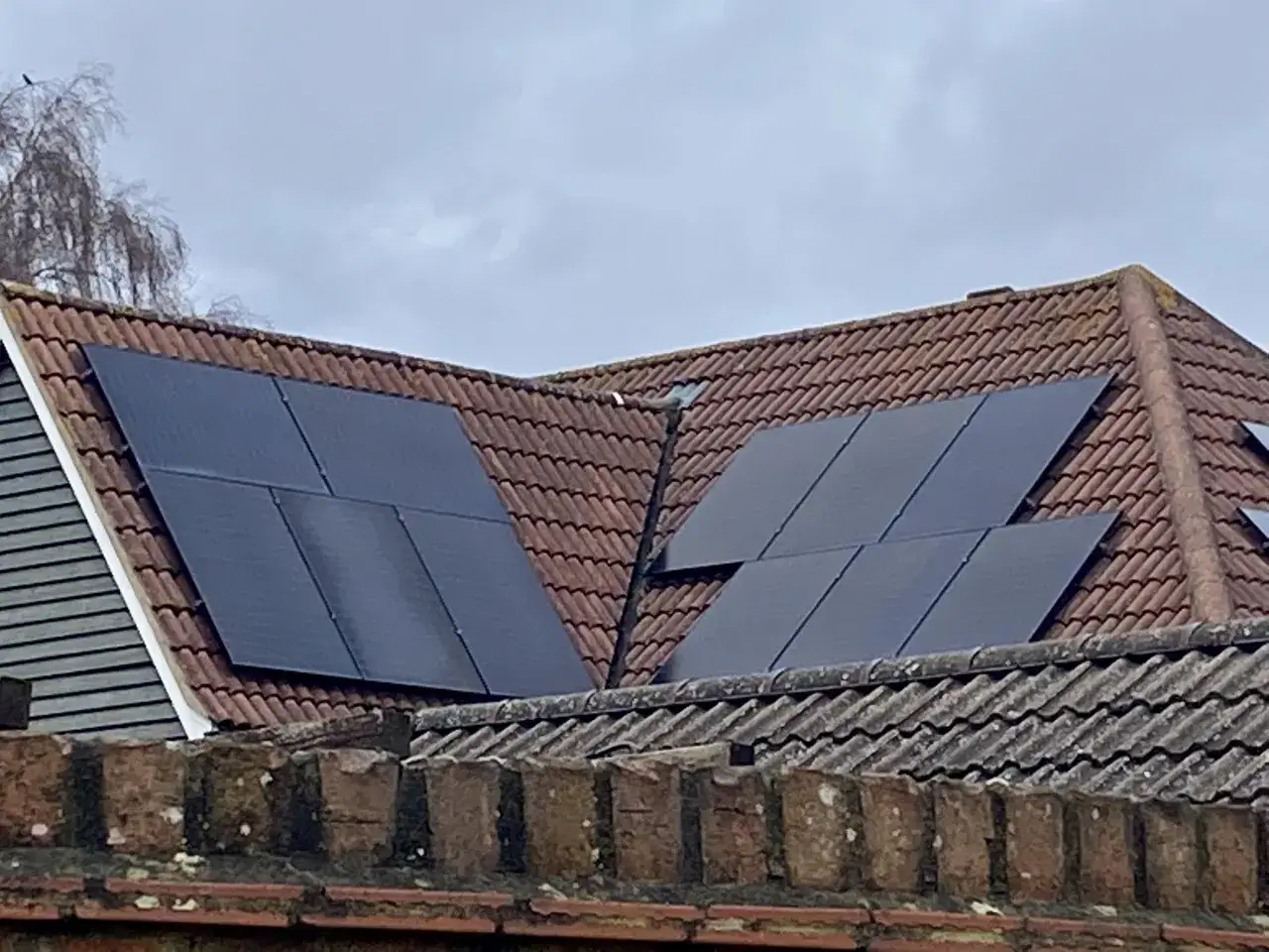 Sju svarta solpaneler fr&aring;n Longi Solar installerade p&aring; ett tegeltak.