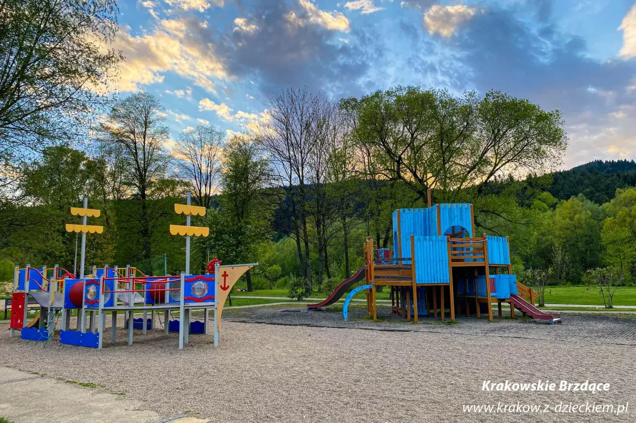 Plac zabaw w Myślenicach z pirackim statkiem i zamkiem to świetne atrakcje dla dzieci.