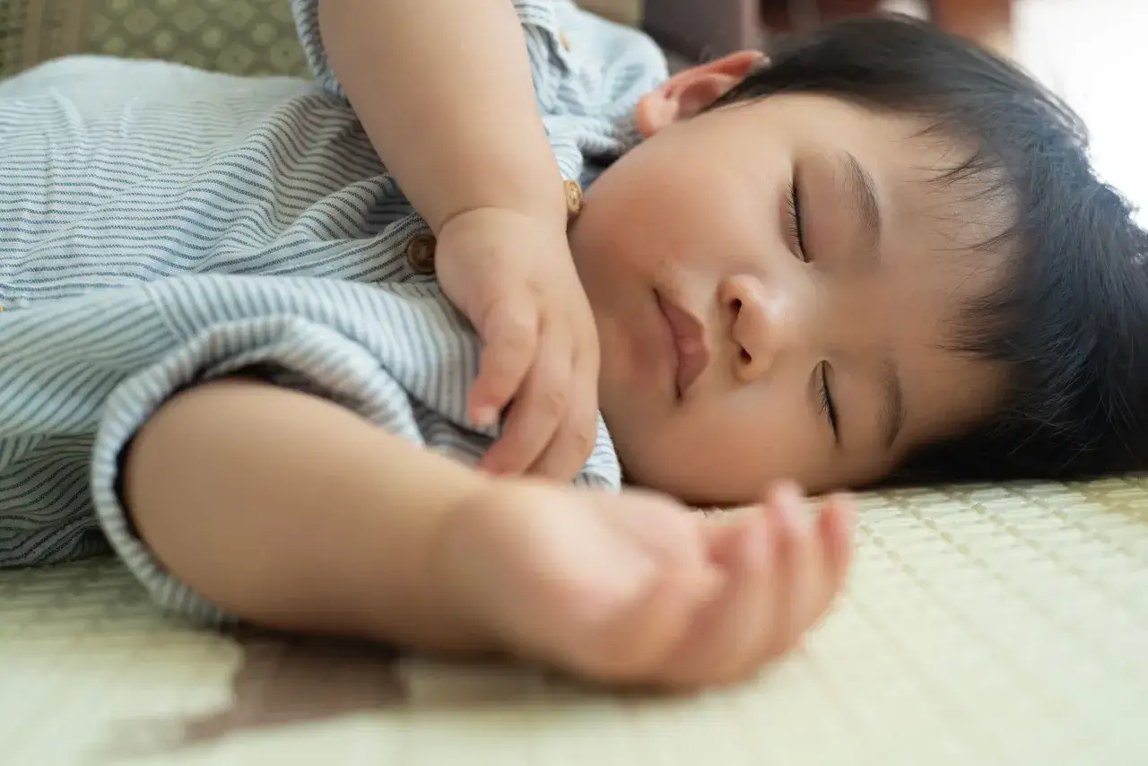 Beb&eacute; durmiendo pl&aacute;cidamente. &iexcl;Qu&eacute; alivio que mi hijo no duerme solo cuando est&aacute; cansado!