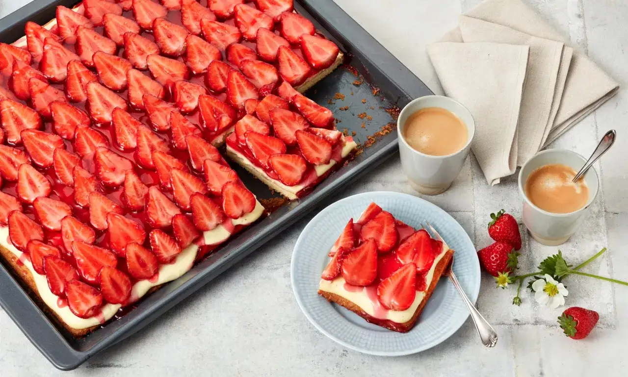 Schneller Erdbeerkuchen vom Blech mit Pudding und frischen Erdbeeren, serviert mit Kaffee. Ein Genuss f&uuml;r jeden Anlass!