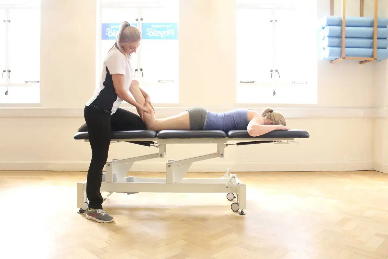 Physiothérapeute effectuant un massage du mollet, illustrant les bienfaits de cette pratique pour la récupération musculaire.