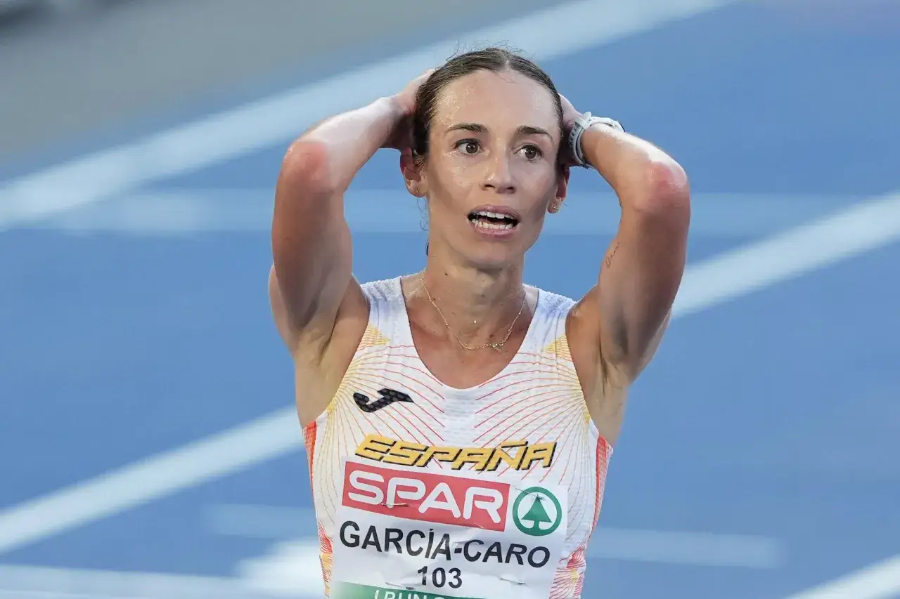 Atleta española Laura García Caro, con las manos en la cabeza, visiblemente agotada tras una competición.