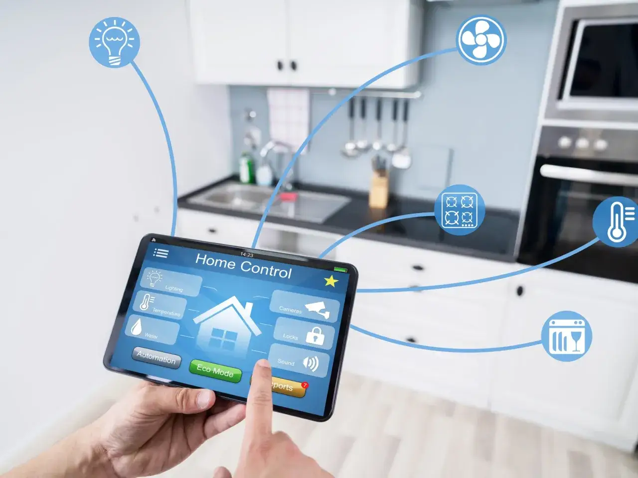 Control de hogar inteligente con tablet. Luces, temperatura, agua, c&aacute;maras, cerraduras y m&aacute;s, todo conectado a trav&eacute;s de **dispositivos inteligentes**.