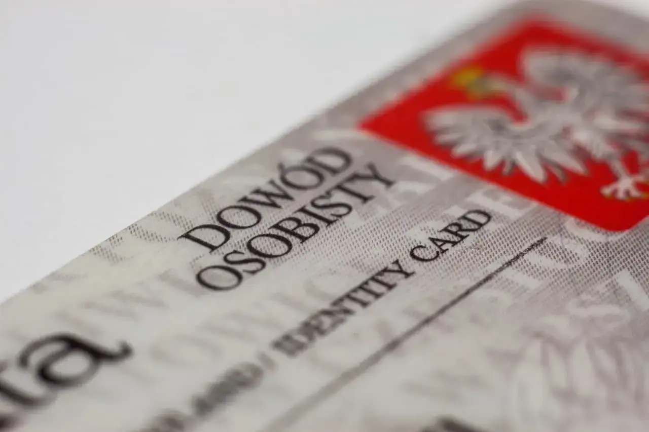 Dowód osobisty z godłem Polski. Ważny dowód osobisty jest kluczowy, by bez problemu przekroczyć granicę i cieszyć się wakacjami we Włoszech.