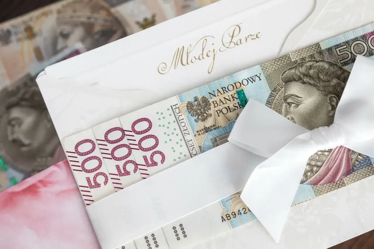 Koperta z pieniędzmi dla Młodej Pary. Ile daje chrzestny na ślub cywilny? Tu są 500 zł.