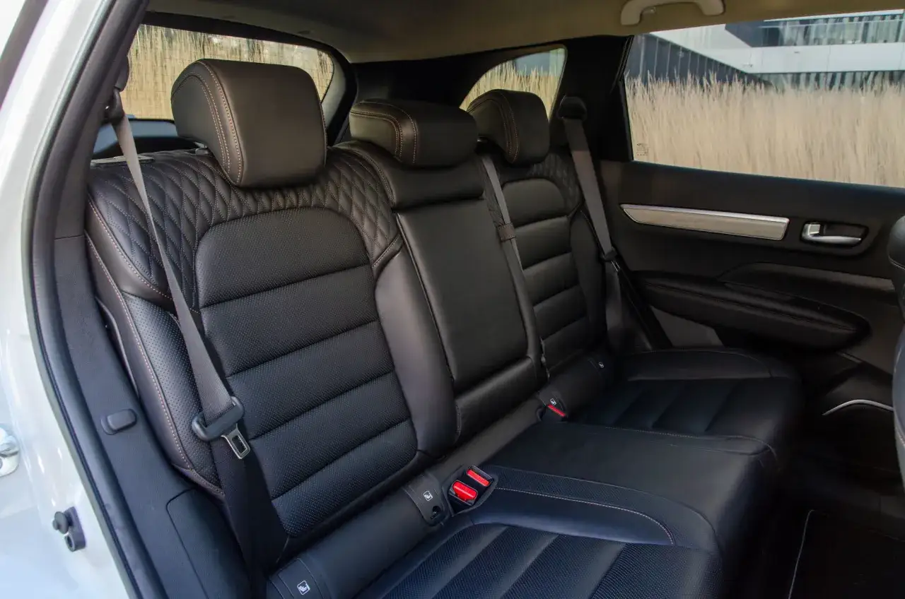 Wygodne, pikowane fotele w Renault Koleos 2.0 dCi z kontrastowymi szwami.