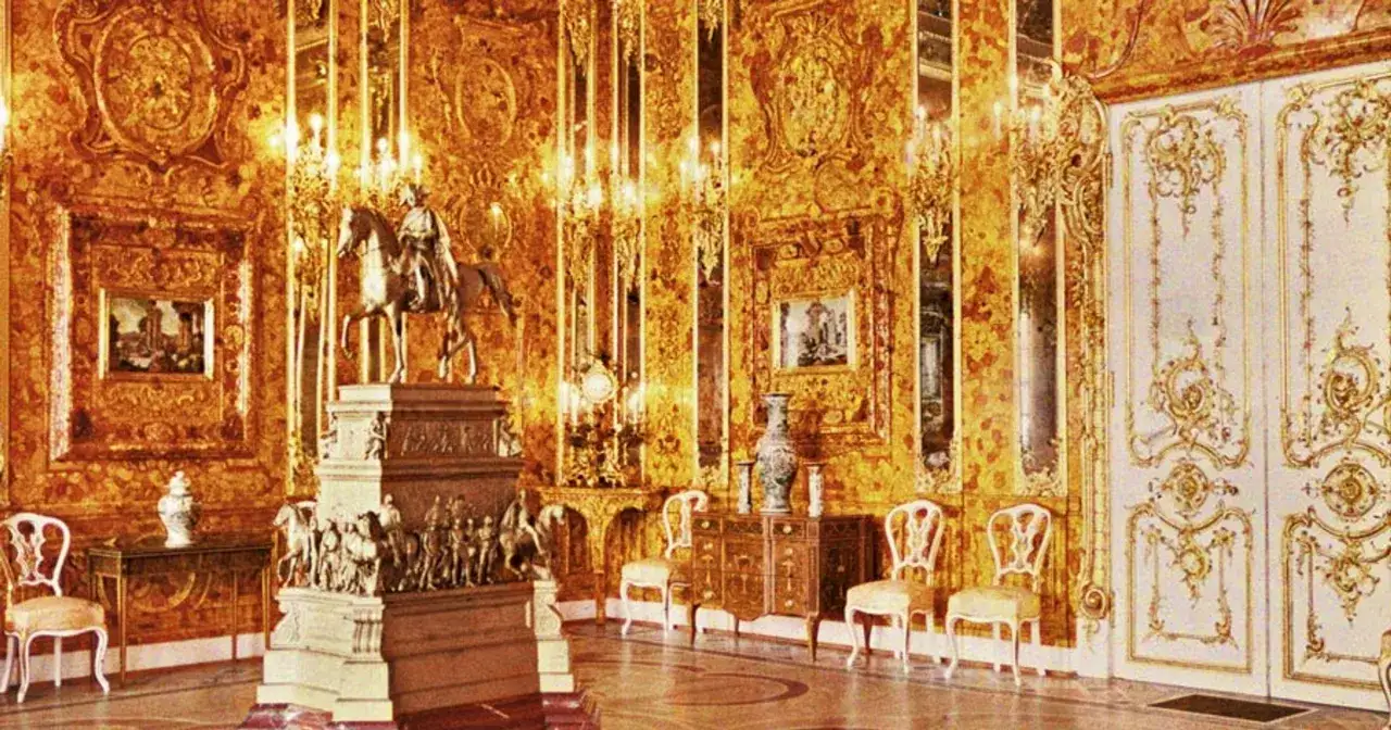 Złota, bursztynowa komnata, ozdobiona rzeźbą konną, należy do carskiej Rosji.