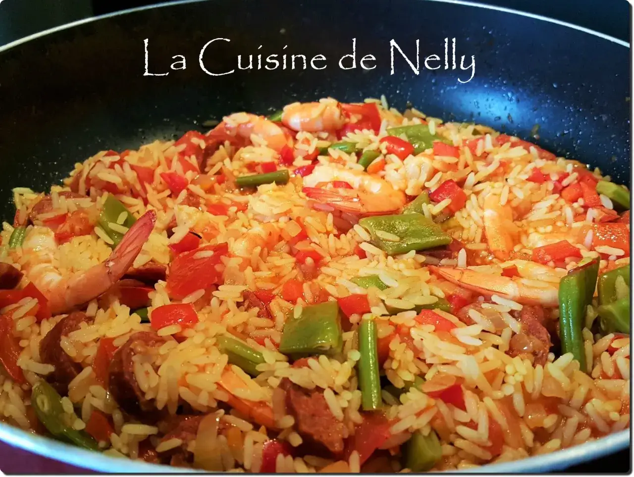 Un plat de riz &agrave; l'espagnol savoureux avec crevettes, chorizo et l&eacute;gumes verts, pr&ecirc;t &agrave; &ecirc;tre d&eacute;gust&eacute;.