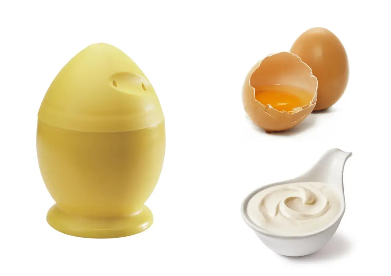 Un ustensile jaune pour faire un &oelig;uf dur au micro-ondes, &agrave; c&ocirc;t&eacute; d'un &oelig;uf cass&eacute; et d'une coupelle de mayonnaise.