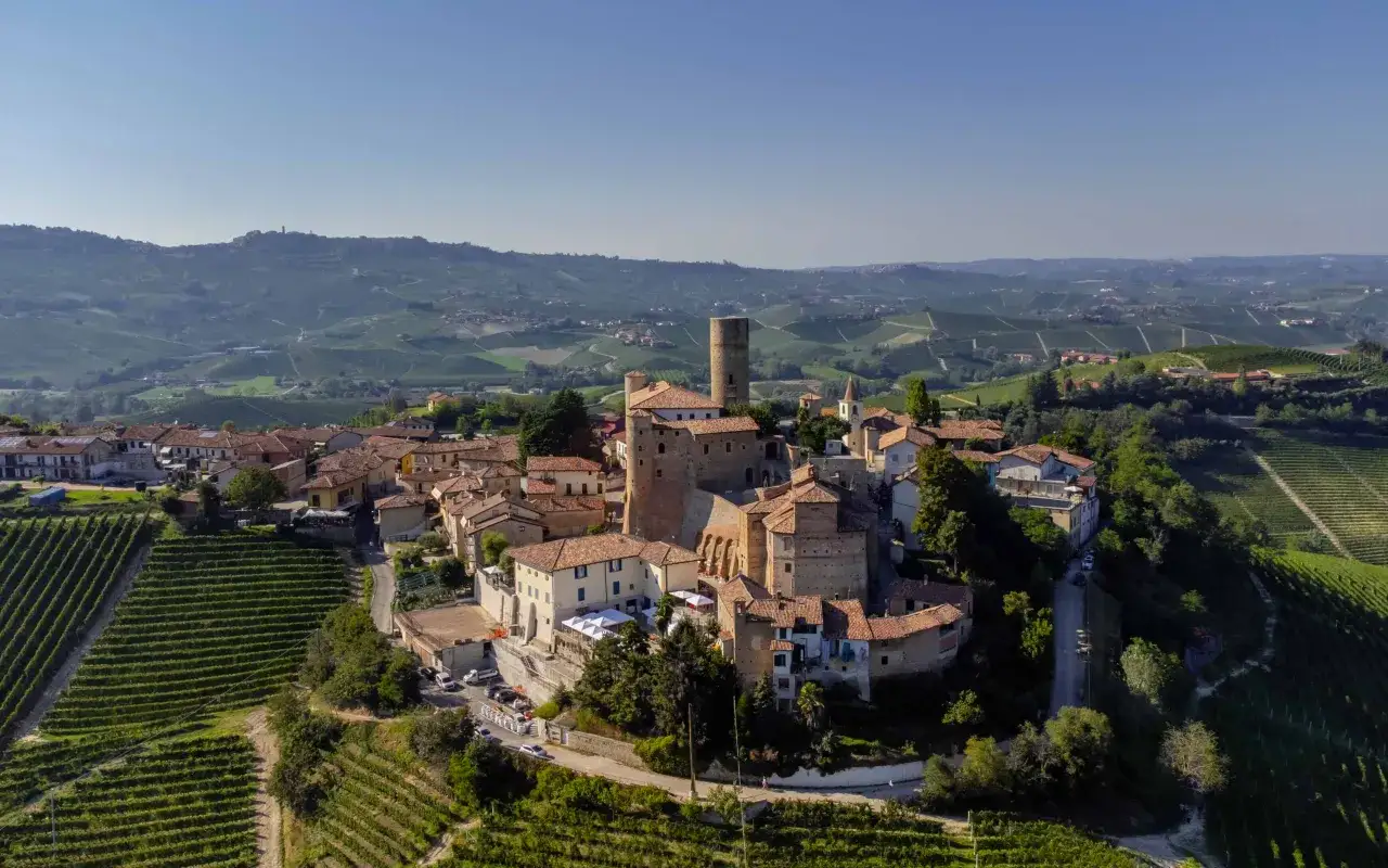 Borgo medievale tra le colline vitate delle Langhe, un gioiello da scoprire.
