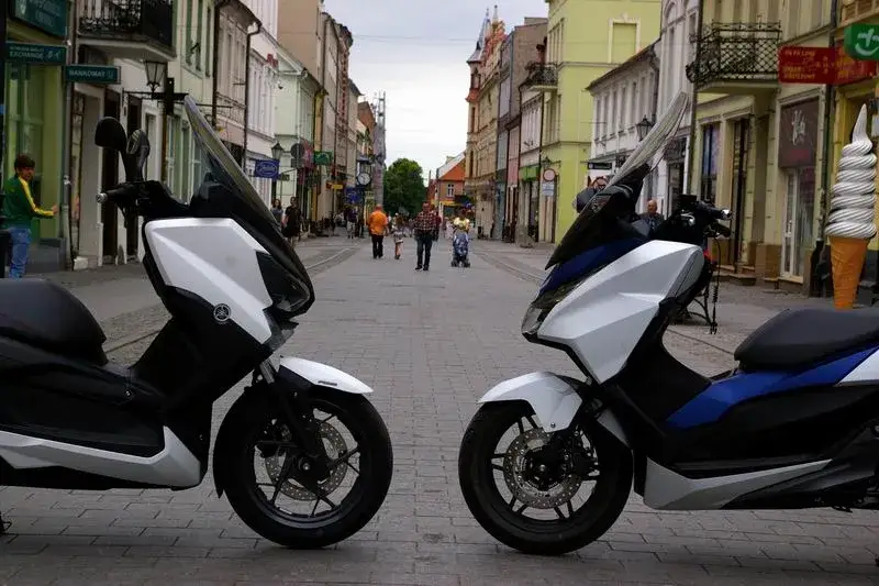 Honda Forza 125 schowek pod siedzeniem vs Yamaha X-MAX 125 schowek