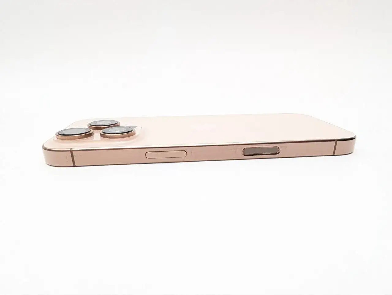 Nowy iPhone 16 Pro w kolorze pustynnego tytanu, z trzema obiektywami aparatu, prezentuje się elegancko na białym tle.