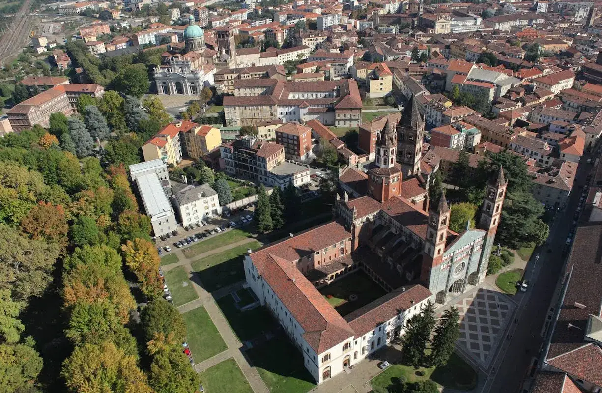 Vista aerea del vercelli centro storico, con la Basilica di Sant'Andrea e i suoi chiostri.