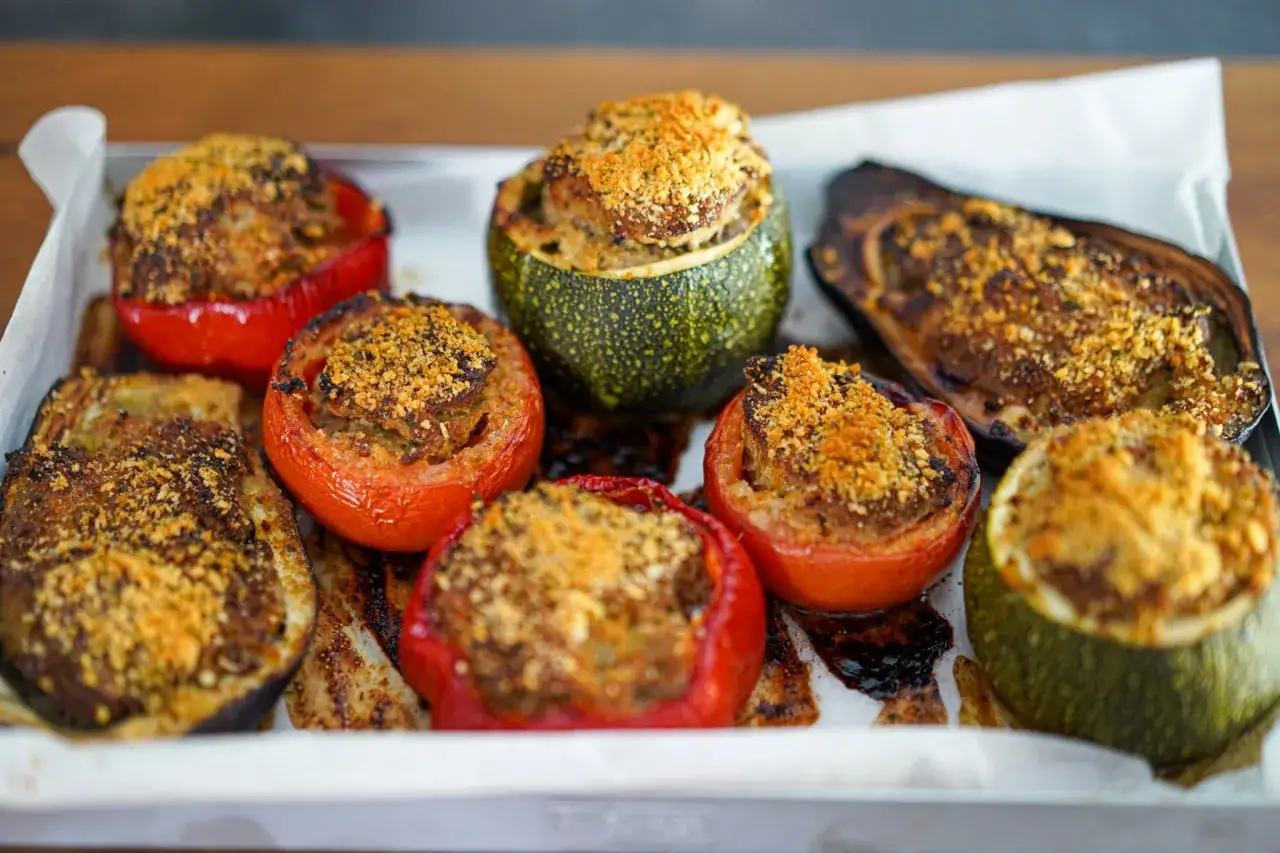 Assortiment de l&eacute;gumes farcis : tomates, courgettes rondes et aubergines, gratin&eacute;s avec une chapelure dor&eacute;e. Un d&eacute;lice !