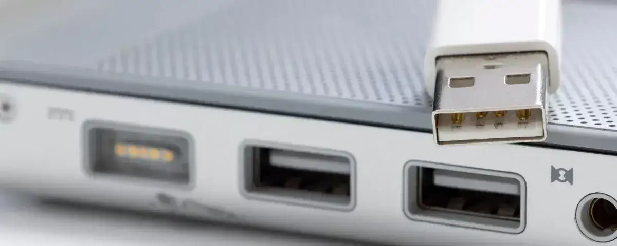 Kabel USB i porty komputera