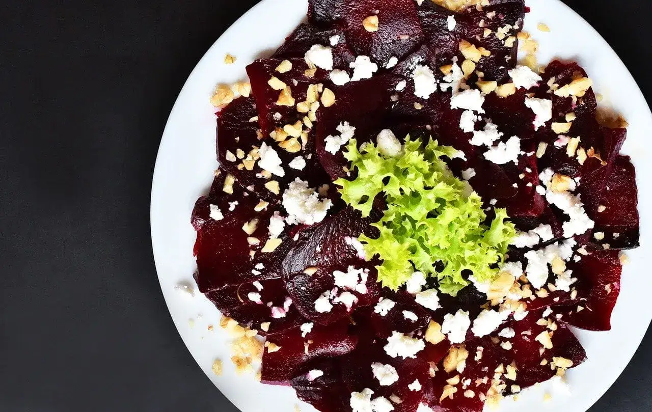 R&ouml;dbetor med fetaost och n&ouml;tter, en perfekt r&auml;tt f&ouml;r din vegetariska recept topplista.