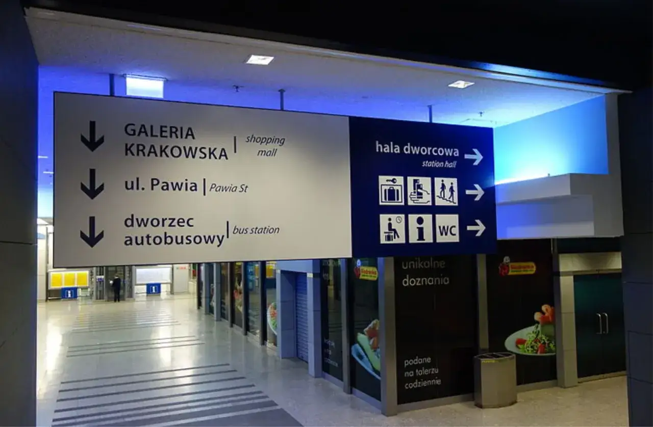 Tablica informacyjna odjazdy autobus&oacute;w Krak&oacute;w MDA