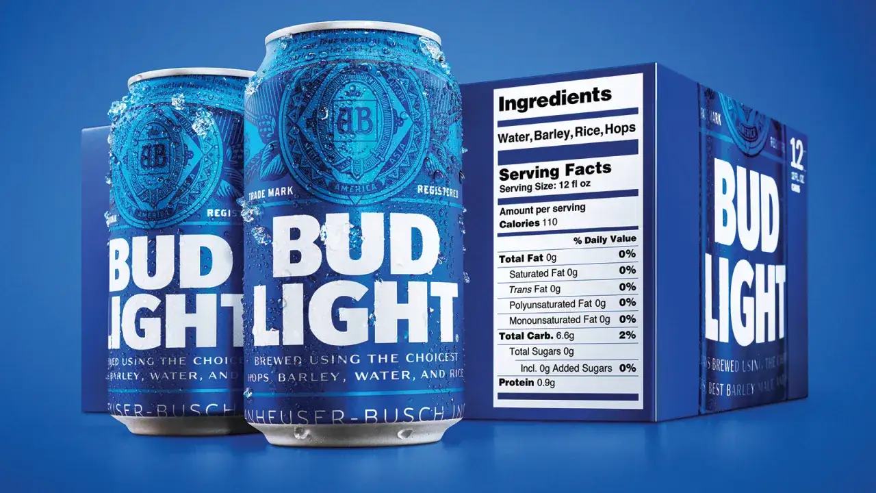 Lattine di Bud Light con etichetta nutrizionale che mostra 6.6g di carboidrati per porzione.