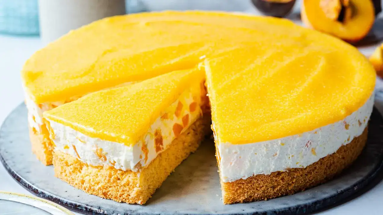 Eine leuchtend gelbe Solero Torte mit saftigen Fruchtstückchen und einer cremigen Füllung auf einem lockeren Biskuitboden.