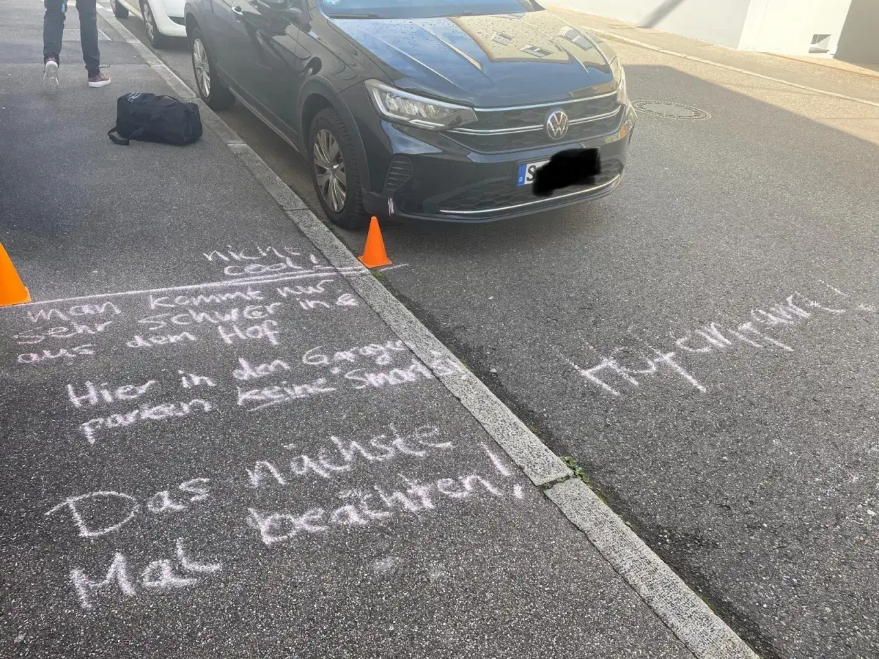 Kreidebotschaft auf Asphalt: 