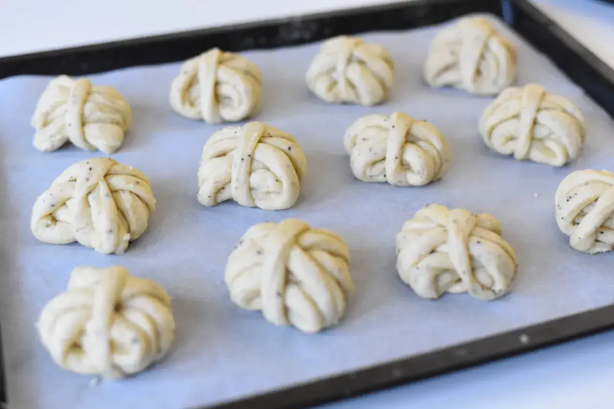 F&auml;rdiga att gr&auml;ddas! Dessa vackra kardemummabullar, redo f&ouml;r ett **kardemummabullar recept**, ser ljuvliga ut p&aring; pl&aring;ten.