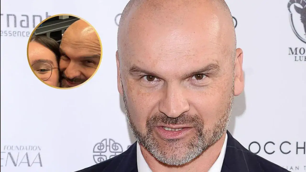 Rafał Brzoska z córkami, uśmiechnięci i blisko siebie, tworzą ciepłą rodzinną chwilę.