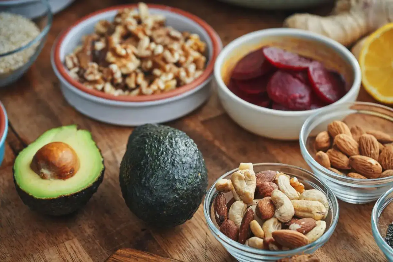 Avocado, N&uuml;sse, Rote Bete & Zitronenspalte &ndash; gesunde Fette f&uuml;r den K&ouml;rper. Wann Omega 3 einnehmen? Am besten zu den Mahlzeiten.