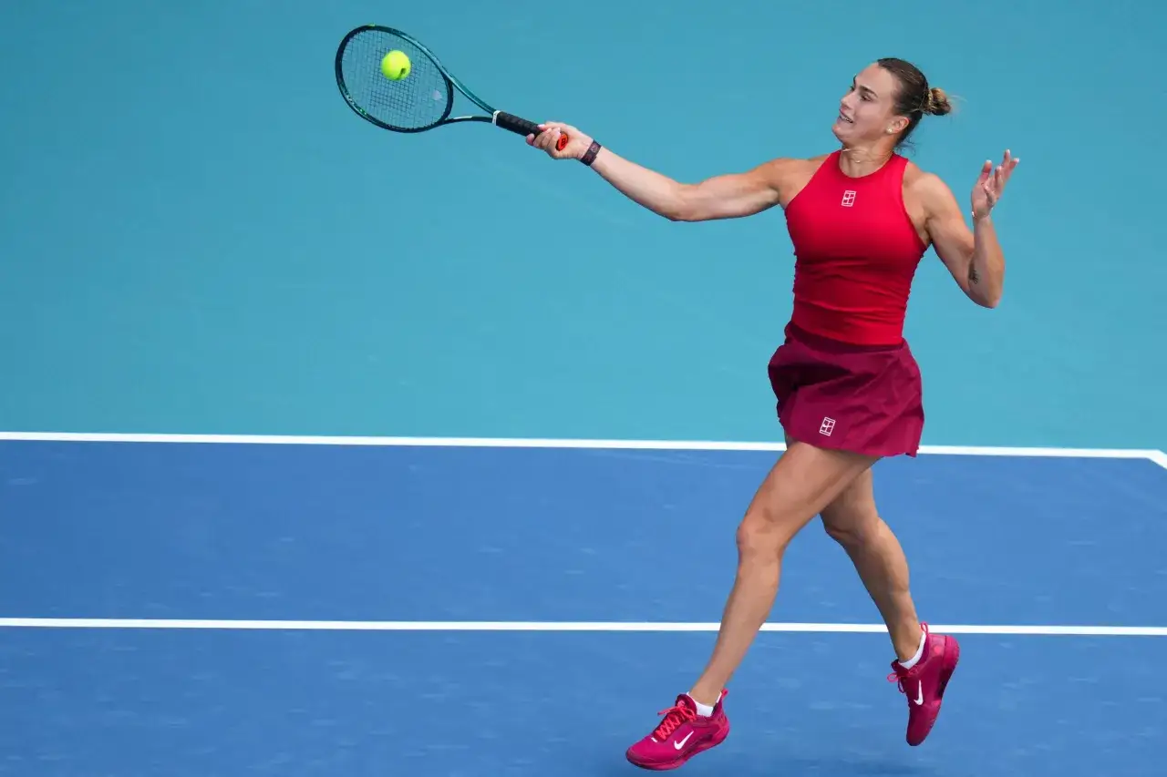 Sabalenka w akcji na korcie tenisowym. Jej dynamiczny ruch i skupienie sugerują, że to właśnie tutaj, na boisku, gdzie mieszka Sabalenka, rozgrywają się jej największe triumfy.