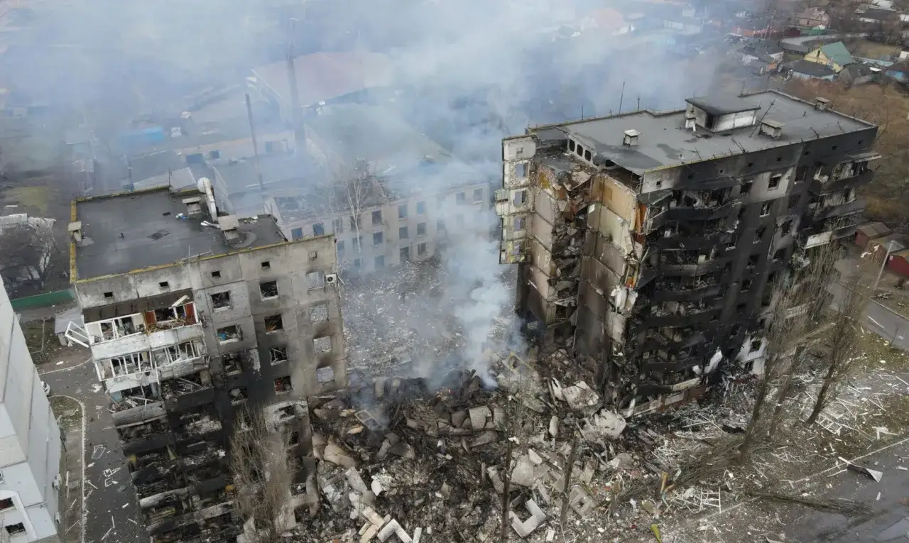 Zniszczone budynki mieszkalne, dym i gruzy świadczą o tragicznym konflikcie na Ukrainie.