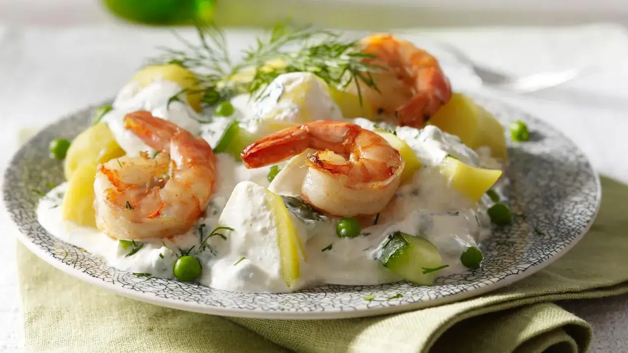 Ein cremiger Kartoffelsalat mit Garnelen, Erbsen und Gurke, verfeinert mit Dill. Ein k&ouml;stlicher spanischer Kartoffelsalat mit Thunfisch und Mayonnaise.