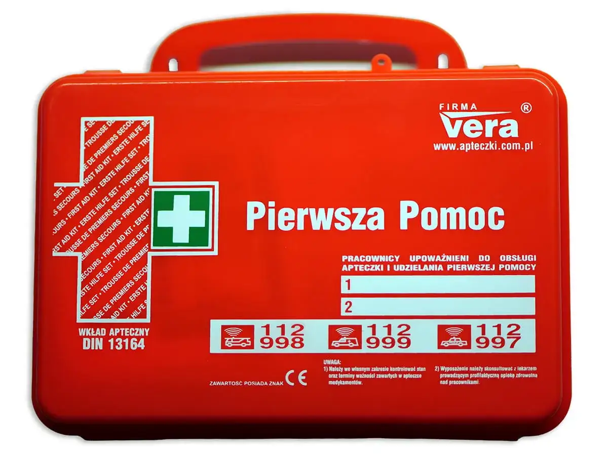 Czerwona apteczka pierwszej pomocy z napisem 
