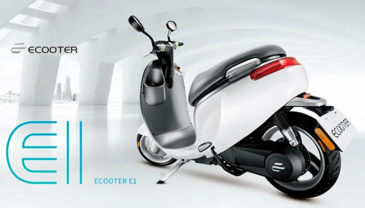 Elegante ciclomotor blanco ECOOTER E1, ideal para la ciudad.