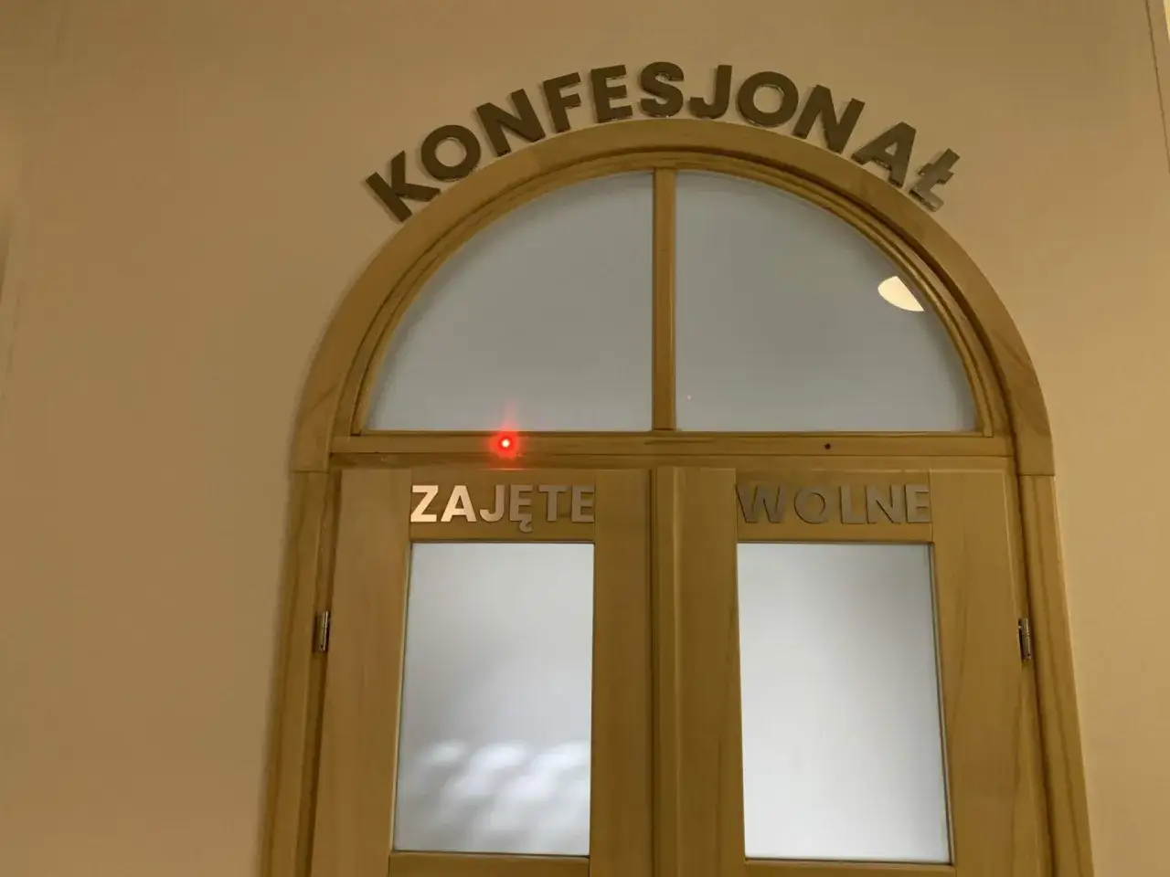 Drzwi konfesjonału z napisem